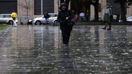 Acumulación de agua y cortes de luz: Los primeros efectos del sistema frontal en Santiago