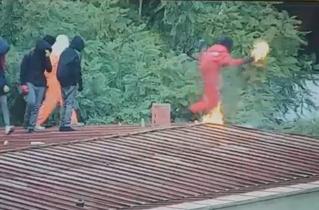 [VIDEO] Instituto Nacional: Manifestante resulta quemado con molotov durante incidentes