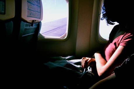 ¡Una pesadilla! Mujer se duerme en el avión y despierta cuando no había nadie