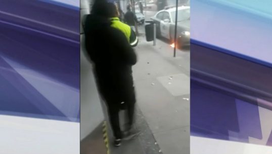 Encapuchados atacan con bomba molotov una patrulla con carabinero en su interior