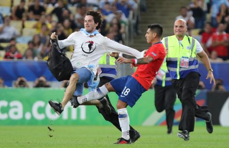Gonzalo Jara podría recibir dos partidos de castigo por golpear a hincha en duelo Chile-Uruguay