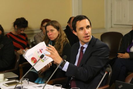 Ministro de Energía aseguró que "es probable que las cuentas de la luz suban un poquito más"