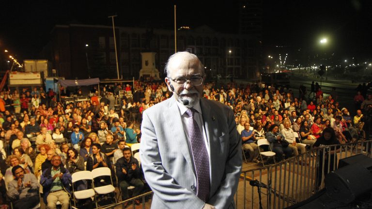 Eclipse 2019: José Maza intentará batir récord Guinness con clase científica más masiva en la historia