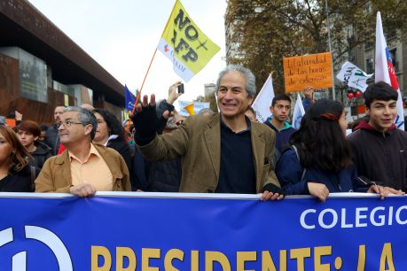 Marcha por paro docente: Conoce los desvíos en las calles de Santiago