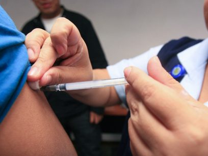 Puente Alto: Denuncian que enfermera habría vacunado a varios niños usando la misma aguja