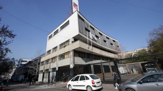 Instituto Nacional: Joven resulta quemado tras incidentes