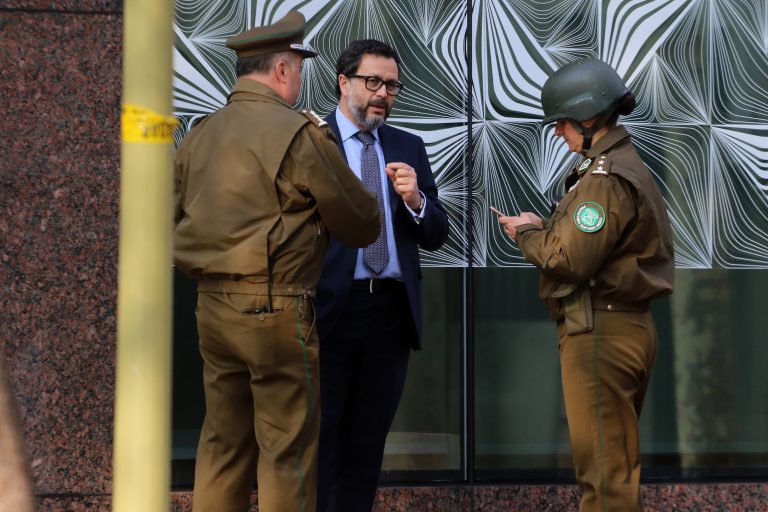 Joaquín Lavín aclara que Hinzpeter no abrió el paquete explosivo sólo por "casualidad"