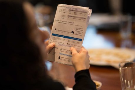 Variación del dólar empuja nueva alza en precio de la luz