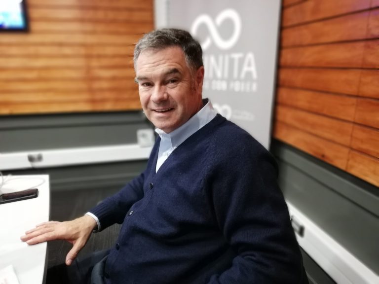 Senador Ossandón aseguró que a las asesoras del ministro de Economía "no les gusta" proyecto de responsabilidad de bancos en fraudes