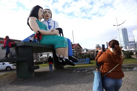 Tras encuesta ciudadana, la estatua "Sentados frente al mar" se quedará en la costanera de Puerto Montt