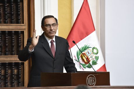 Presidente de Perú disuelve el Congreso y llama a elecciones