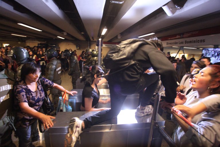 Pablo Larraín sobre las manifestaciones por el alza del pasaje: "El metro es de las pocas cosas de las que el santiaguino se sienta más orgulloso"