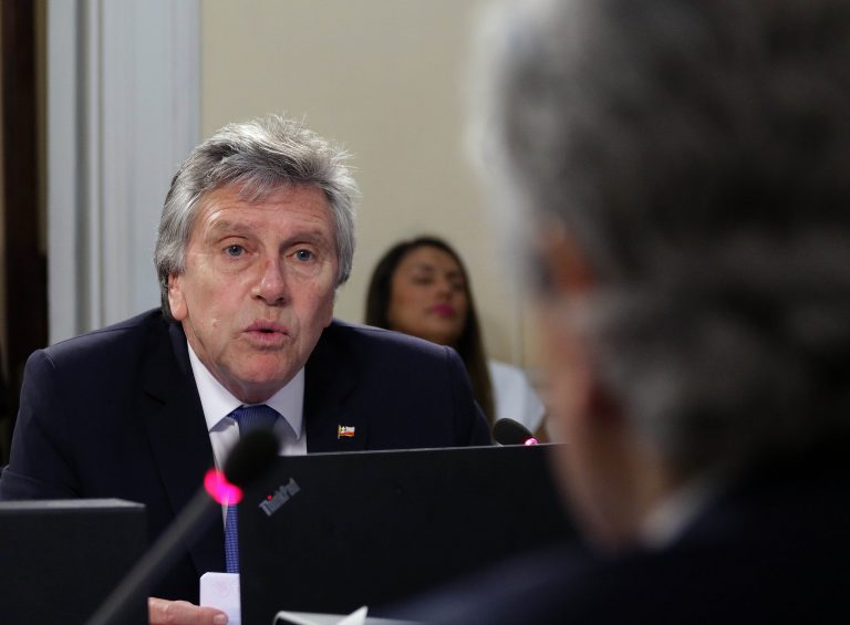 Ministro de defensa, Alberto Espina: "Fuerzas Armadas ya tienen las preparación y el entrenamiento para ir actuando con racionalidad"