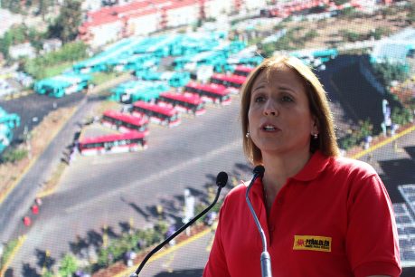 Alcaldesa de Peñalolén sobre la crisis sanitaria: "Esto también es un saqueo. Aquí hay personas que están lucrando de la emergencia"