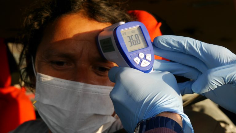 Miembro del Consejo asesor del Min. de salud: "Tiendo a pensar que vamos bien encaminados, porque van 4 días en que vamos en los 90 o 100 contagiados