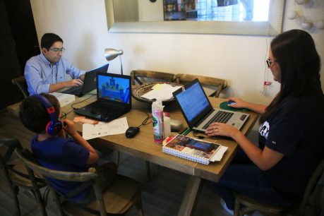 CEO de Socialab sobre el Home Office en Chile: "La entrada fue muy violenta al teletrabajo y eso traerá como consecuencia un triple foco de stress"