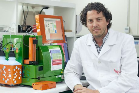 Biólogo celular chileno en la carrera por la vacuna Covid: "La de la Universidad de Oxford es una de las vacunas que más me gusta"