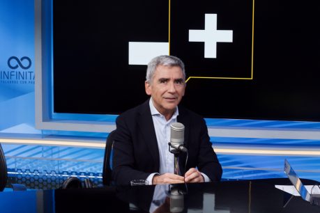 Carlos Peña advierte que "estamos abandonando el principio básico de la democracia" y observa "severos problemas de manejo político del gobierno"