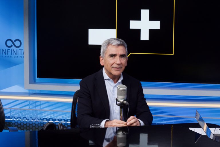 Carlos Peña advierte que "estamos abandonando el principio básico de la democracia" y observa "severos problemas de manejo político del gobierno"
