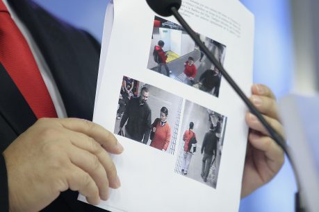 Detienen a dos personas por el envío de cartas bombas a Rodrigo Hinzpeter, a una comisaria y a una oficina en Vitacura