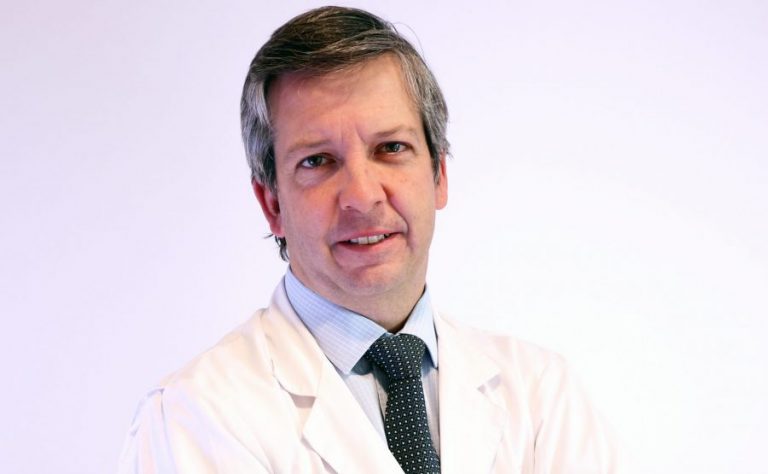 Tomás Regueira, Jefe Centro Paciente Crítico de la Clínica Las Condes  "Estamos en un 83% de ocupación, de cada 10 camas hay 2 libres"