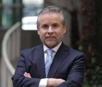 Impuesto a Súper Ricos: Experto tributario no cree en una fuga de millonarios, pero no descarta "proceso de ocultamiento" de activos.