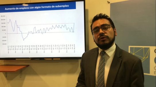 Juan Bravo, Economista UC sobre desempleo: "La gran empresa no está empujando el carro. Son emprendimientos individuales o muy pequeños"