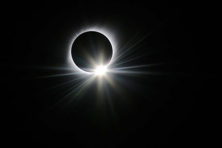 El astrónomo Mario Hamuy revela los detalles del inminente eclipse que se verá en Chile