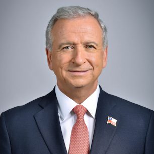 Felipe Larraín señala que "es correcto mirar el tema de las exensiones", pero considerando el complejo escenario económico