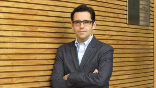 Sergio Urzúa: "Tiendo a ser conservador en cuanto al número de vacunas que Chile podría distribuir en la población, hay que ser más realistas"