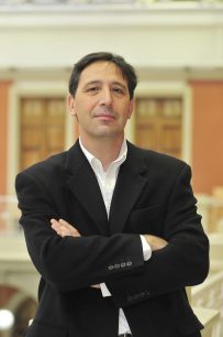 Alexis Kalergis: "La inmunidad de rebaño no significa en absoluto que el virus sea erradicado"