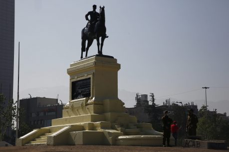 La extraña propuesta de concejal para salvar la estatua del General Baquedano y el soldado desconocido