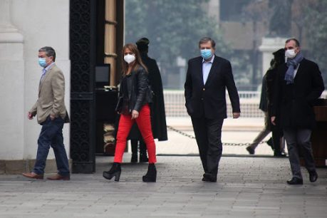 ¿Seguro de cesantía, 10% o Bono? Conoce las propuestas de ayuda monetaria que enfrentan a la clase política