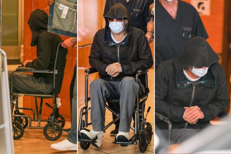 Brad Pitt es visto abandonando centro médico en silla de ruedas