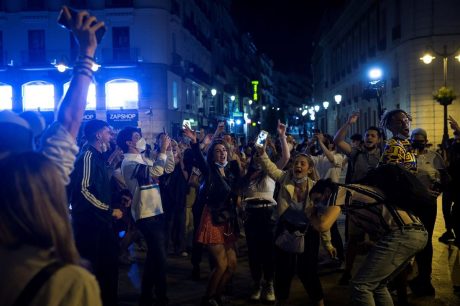 Madrid: autoridades piden reponer toque de queda tras masivas celebraciones por levantamiento de medidas