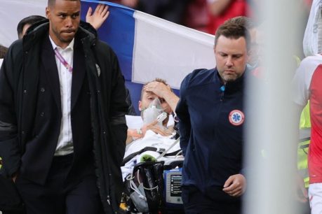 Christian Eriksen se encuentra despierto y estable tras desmayarse en plena Eurocopa