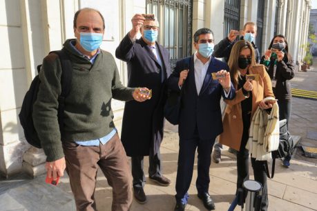 Constituyentes de Chile Vamos llegaron a la sesión de este jueves comiendo 'Negrita'