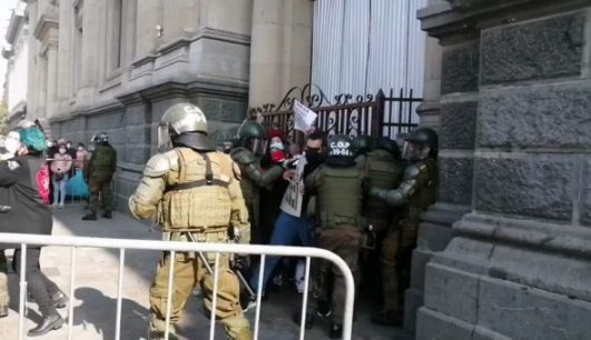 Detienen a Constituyentes de la Lista del Pueblo tras participar de una manifestación en Plaza de Armas