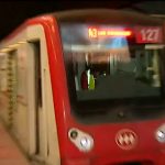 Falla eléctrica obliga a suspender el servicio en el Metro de Santiago en varias estaciones