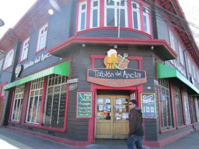 Antivacuna intenta "funar" a mítico local de Puerto Montt que le negó la entrada, pero las redes salen a defender el lugar