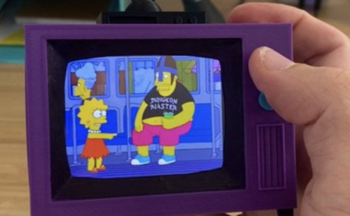 Fanático de Los Simpson crea una TV en miniatura para ver la serie infinitamente
