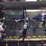 Verbo Divino: Estudiantes tiraron bombas de ruido y protagonizaron disturbios en el colegio de Las Condes