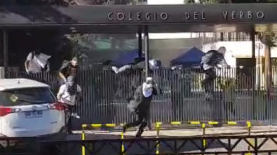 Verbo Divino: Estudiantes tiraron bombas de ruido y protagonizaron disturbios en el colegio de Las Condes