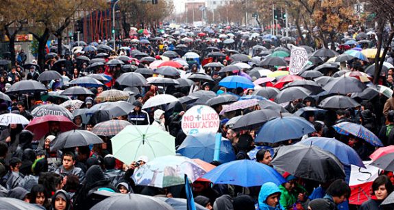 A 10 años de la 'Marcha de los paraguas': Ex-dirigentes estudiantiles recuerdan la histórica manifestación