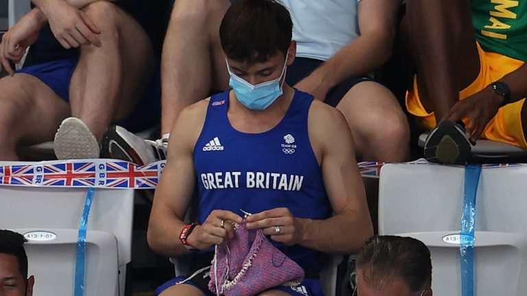 Clavadista y tejedor: El medallista olímpico que se robó la atención tejiendo en la tribuna