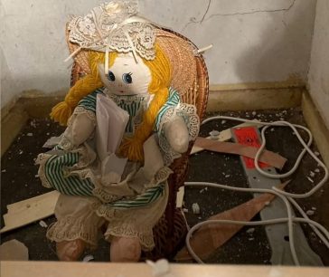 Hombre encuentra a muñeca atrapada en las paredes de su casa con un mensaje en donde 'confiesa' asesinatos