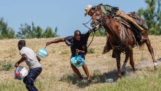 Registran a agentes de Estados Unidos reprimiendo a inmigrantes haitianos con caballos y látigos