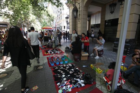 Santiago: Polémica por iniciativa de la municipalidad de otorgar 1.500 permisos a vendedores ambulantes
