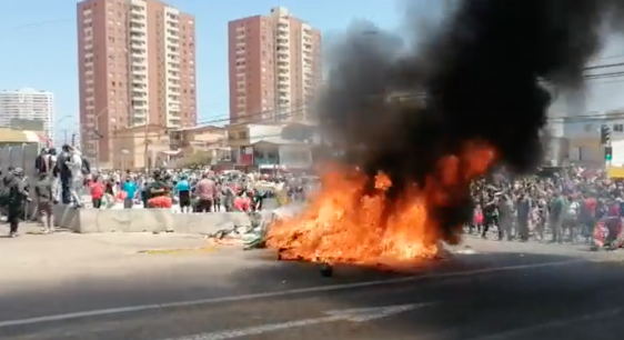 Iquique: Manifestantes quemaron las pertenencias de migrantes sin casa