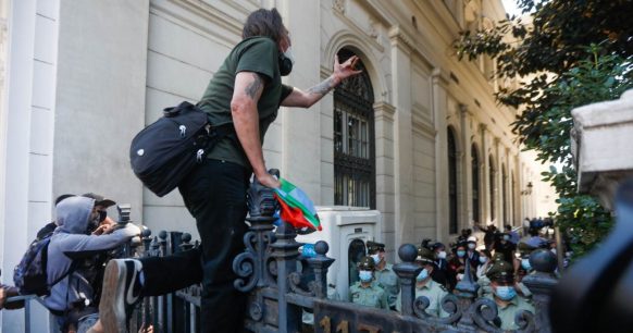 Aniversario 18 de octubre: Manifestantes intentaron ingresar a la Convención Constitucional
